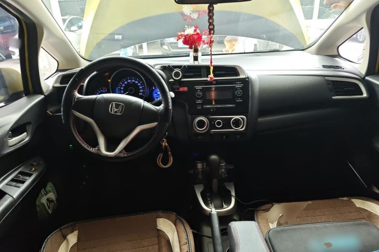 Used Honda Fit 2014 1.5L SE CVT Fashion Model Center Console
