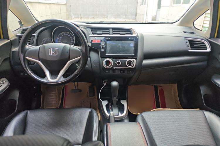 Used Honda Fit 2014 1.5L SE CVT Fashion Model Center Console