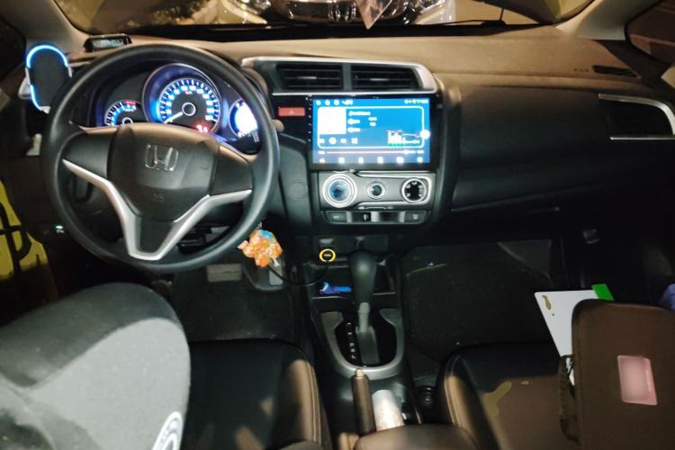 Used Honda Fit 2014 1.5L SE CVT Fashion Model Center Console