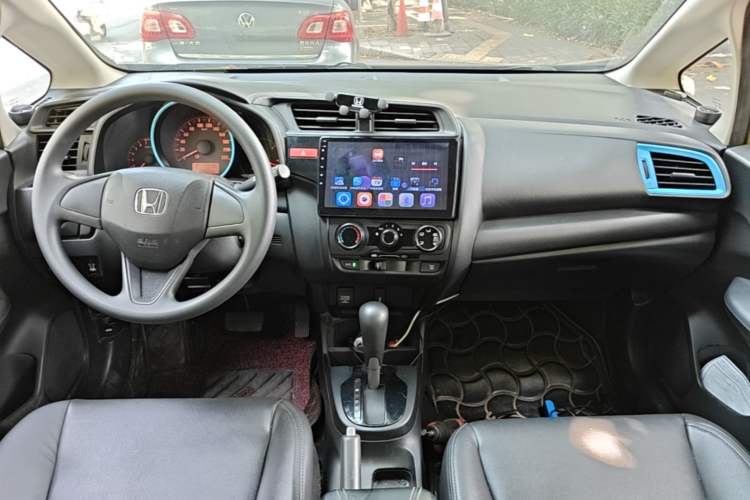 Used Honda Fit 2014 1.5L LX CVT Comfort Model Center Console