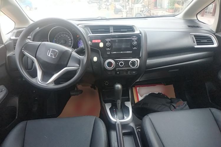 Used Honda Fit 2014 1.5L SE CVT Fashion Model Center Console
