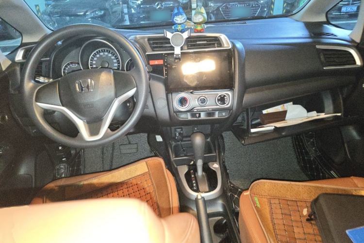 Used Honda Fit 2014 1.5L SE CVT Fashion Model Center Console