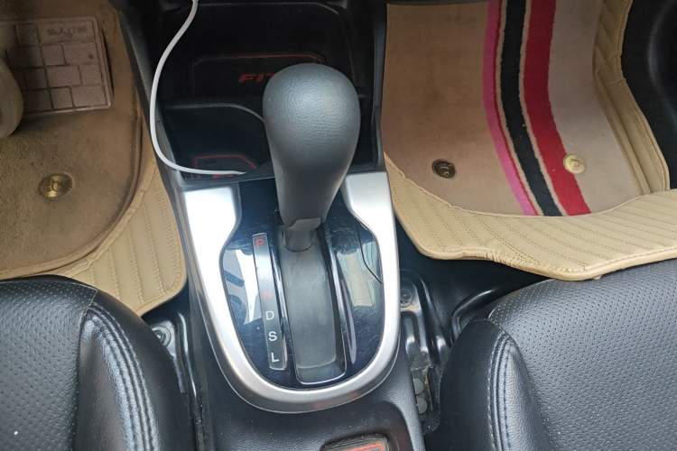 Used Honda Fit 2014 1.5L SE CVT Fashion Model Gear Lever