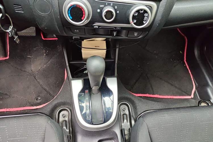 Used Honda Fit 2014 1.5L SE CVT Fashion Model Gear Lever