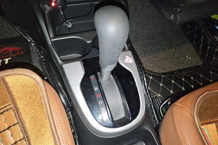 Used Honda Fit 2014 1.5L SE CVT Fashion Model Gear Lever