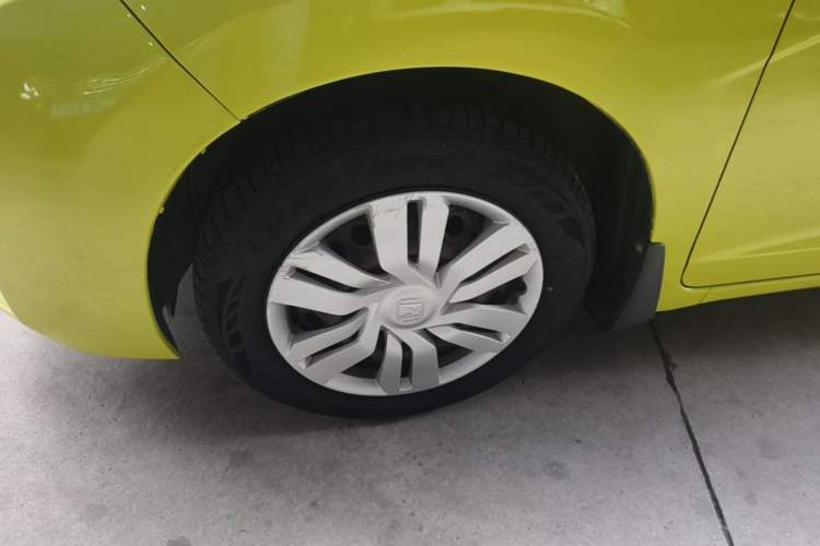 Used Honda Fit 2014 1.5L LX CVT Comfort Model Left Front Wheel Hub