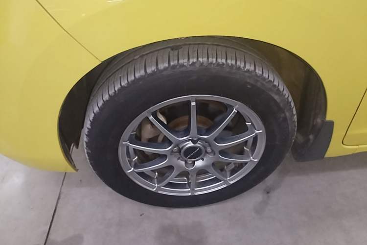 Used Honda Fit 2014 1.5L LX CVT Comfort Model Left Front Wheel Hub