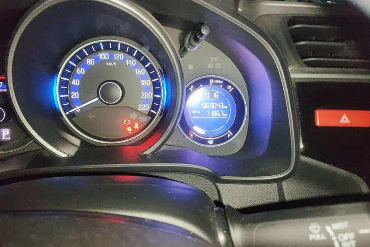 Used Honda Fit 2014 1.5L SE CVT Fashion Model Odometer Close Up