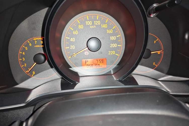 Used Honda Fit 2014 1.5L SE CVT Fashion Model Odometer Close Up