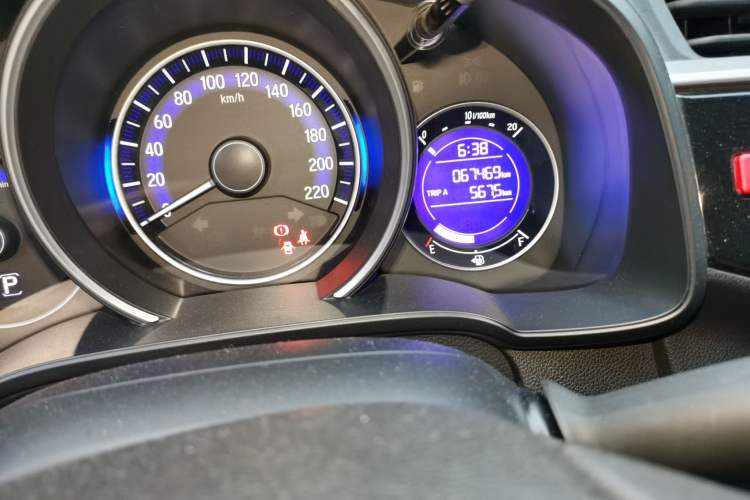 Used Honda Fit 2014 1.5L SE CVT Fashion Model Odometer Close Up