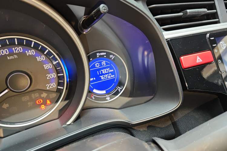 Used Honda Fit 2014 1.5L SE CVT Fashion Model Odometer Close Up