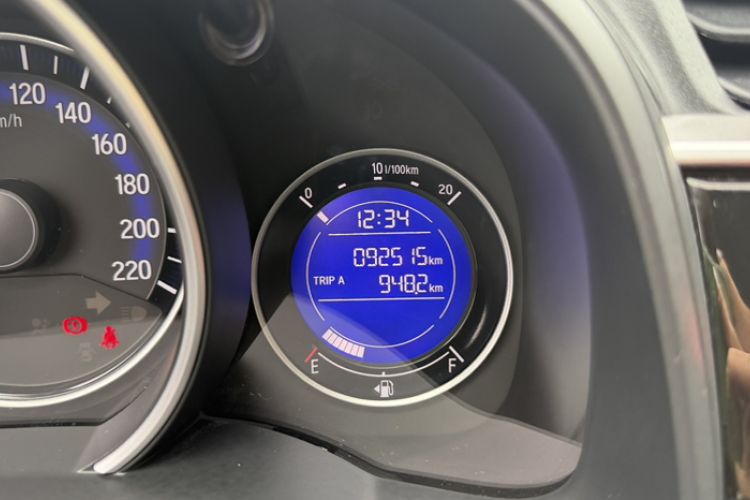 Used Honda Fit 2014 1.5L SE CVT Fashion Model Odometer Close Up