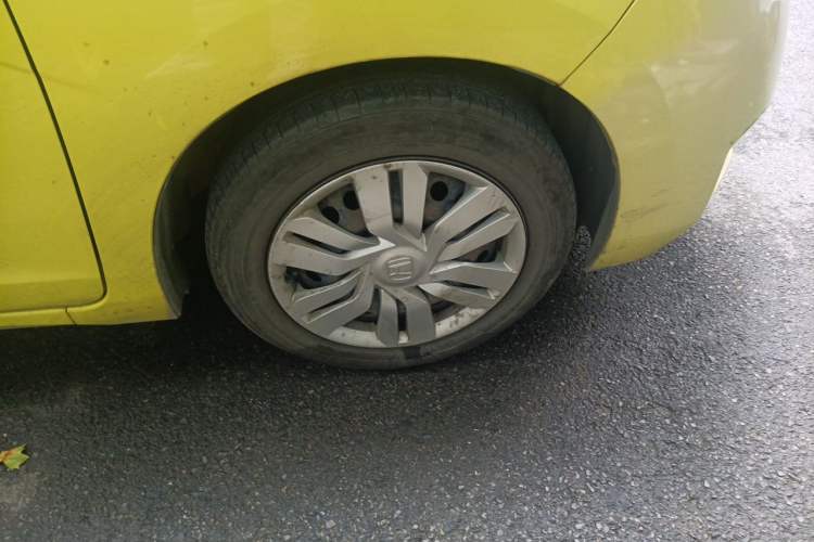 Used Honda Fit 2014 1.5L LX CVT Comfort Model Right Front Wheel Hub