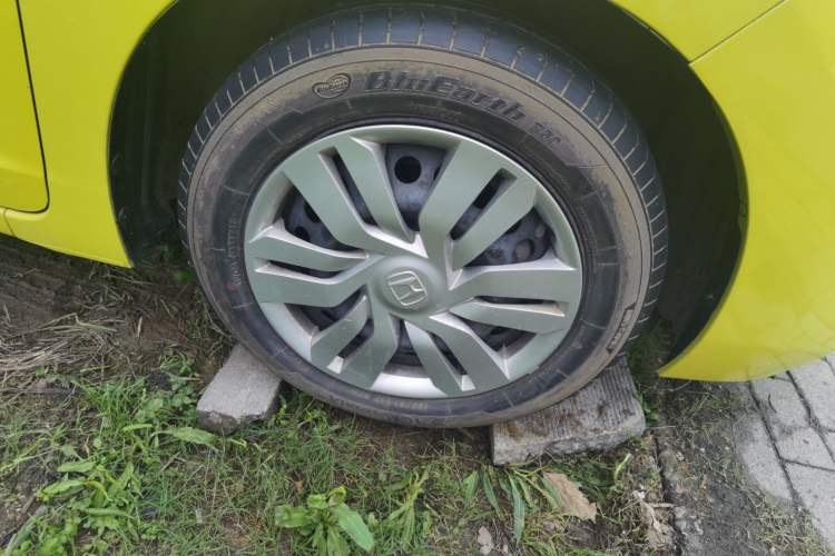 Used Honda Fit 2014 1.5L LX CVT Comfort Model Right Front Wheel Hub