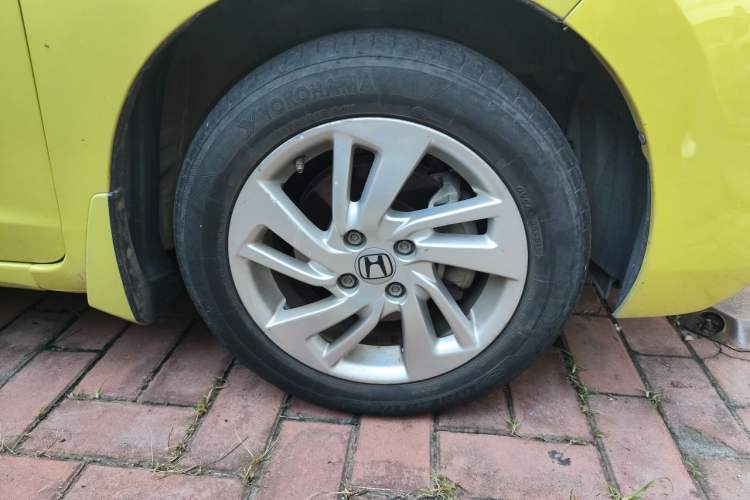 Used Honda Fit 2014 1.5L LX CVT Comfort Model Right Front Wheel Hub