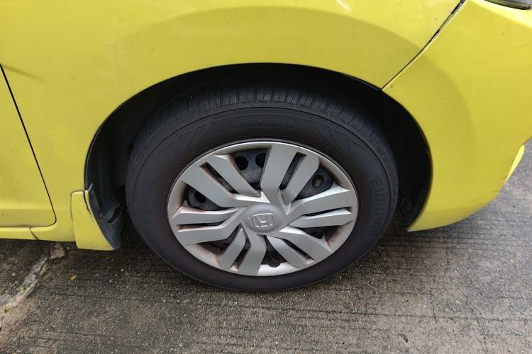 Used Honda Fit 2014 1.5L LX CVT Comfort Model Right Front Wheel Hub