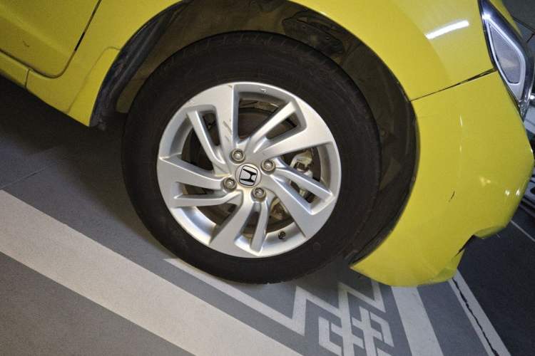 Used Honda Fit 2014 1.5L SE CVT Fashion Model Right Front Wheel Hub
