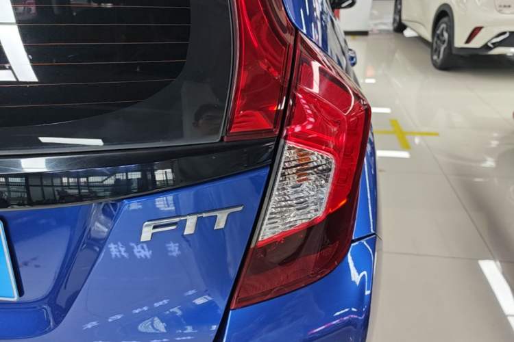 Used Honda Fit 2016 1.5L LXS CVT Comfort Sunroof Version Exterior 3