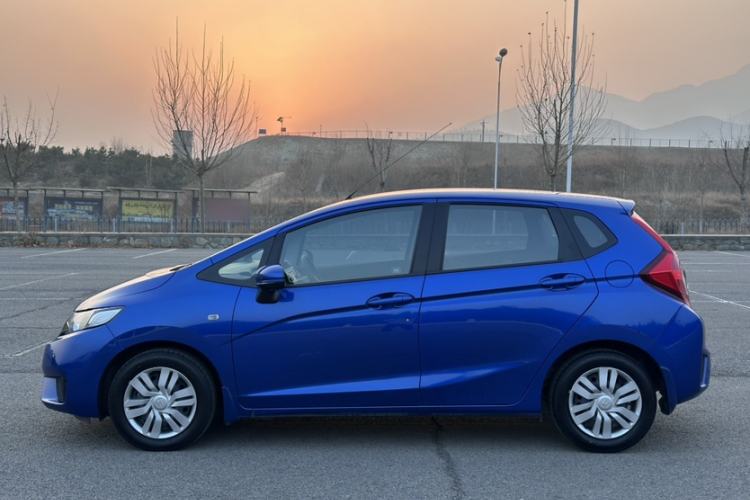 Used Honda Fit 2016 1.5L LX CVT Comfort Model Exterior 3