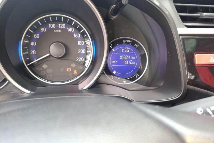Used Honda Fit 2016 1.5L SES CVT Fashion Sunroof Edition Odometer Close Up
