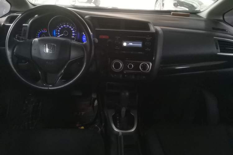 Used Honda Fit 2016 1.5L SE CVT Fashion Model Center Console