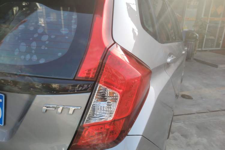 Used Honda Fit 2016 1.5L LX CVT Comfort Model Exterior 3
