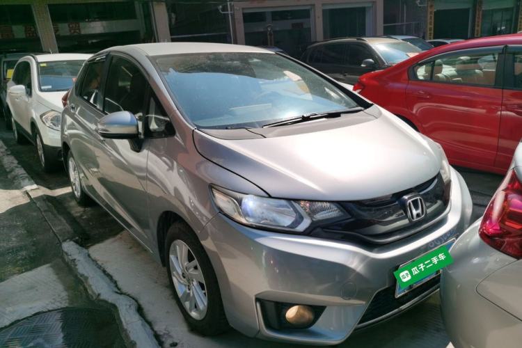 Used Honda Fit 2016 1.5L SE CVT Fashion Model Front Right 45 Deg
