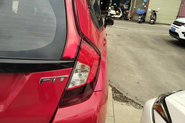 Used Honda Fit 2016 1.5L LX CVT Comfort Model Exterior 3