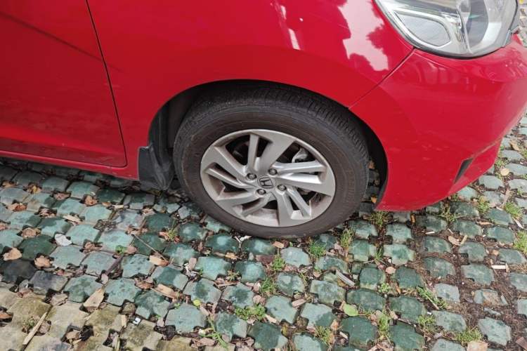 Used Honda Fit 2016 1.5L SES CVT Fashion Sunroof Edition Right Front Wheel Hub