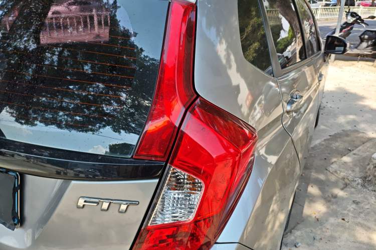 Used Honda Fit 2016 1.5L LX CVT Comfort Model Exterior 3