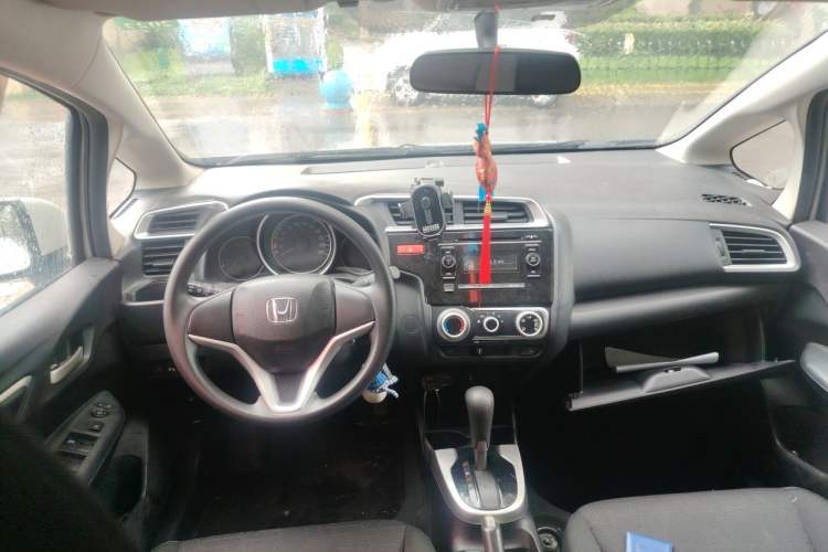 Used Honda Fit 2016 1.5L SE CVT Fashion Model Center Console