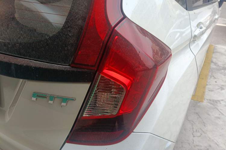 Used Honda Fit 2016 1.5L LX CVT Comfort Model Exterior 3