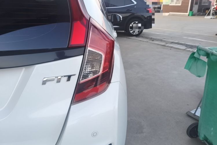 Used Honda Fit 2016 1.5L SES CVT Fashion Sunroof Edition Exterior 3