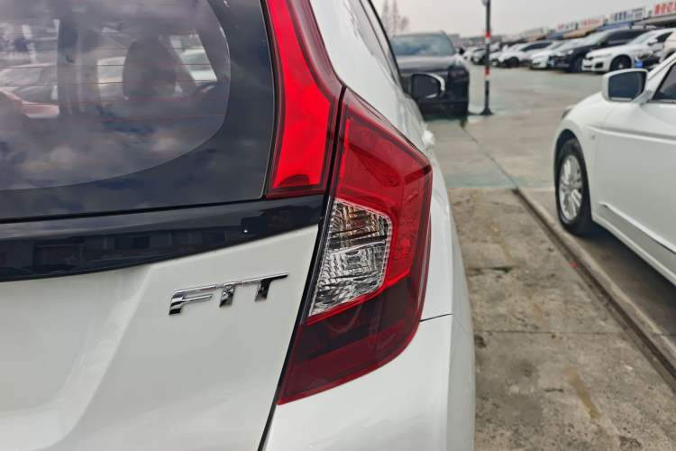 Used Honda Fit 2016 1.5L LX CVT Comfort Model Exterior 3