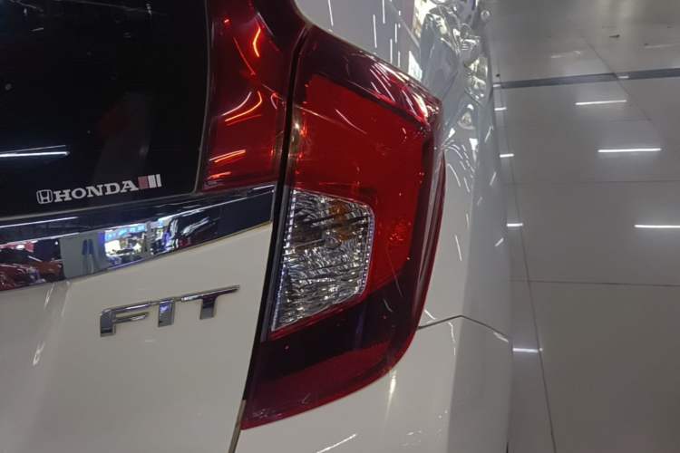 Used Honda Fit 2016 1.5L LX CVT Comfort Model Exterior 3