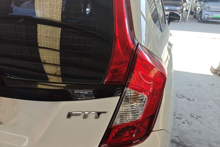 Used Honda Fit 2016 1.5L LX CVT Comfort Model Exterior 3