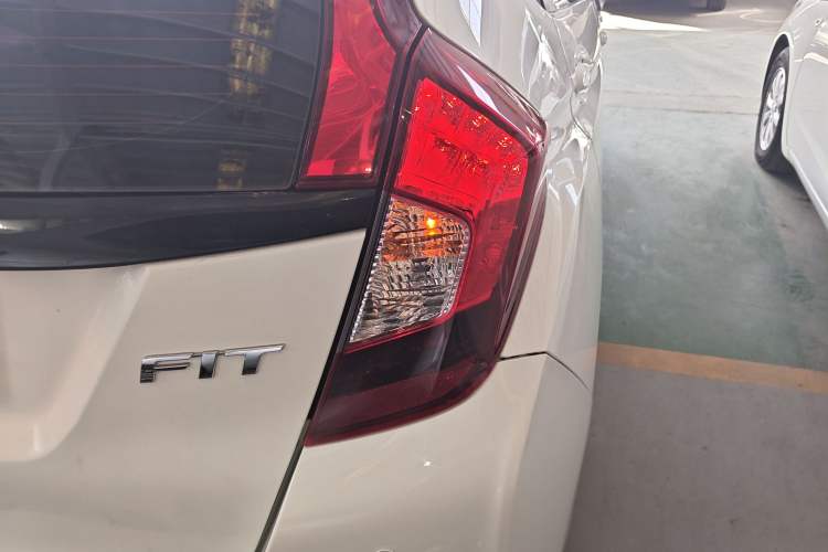 Used Honda Fit 2016 1.5L LX CVT Comfort Model Exterior 3