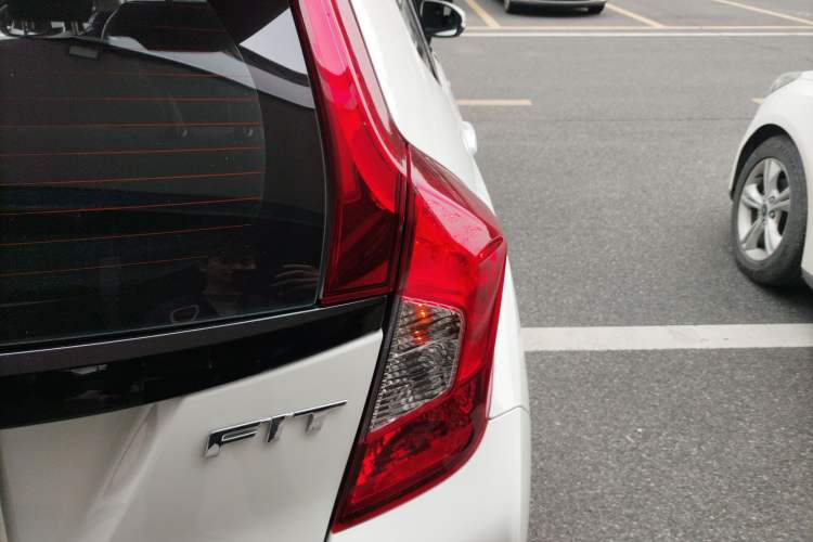 Used Honda Fit 2016 1.5L LX CVT Comfort Model Exterior 6