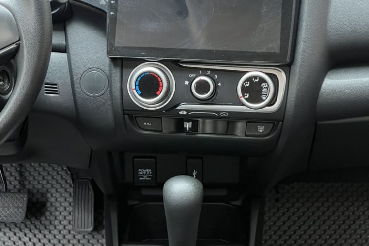 Used Honda Fit 2016 1.5L SE CVT Fashion Model Interior 3