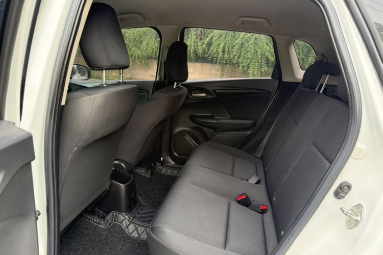 Used Honda Fit 2016 1.5L LX CVT Comfort Model Interior 5