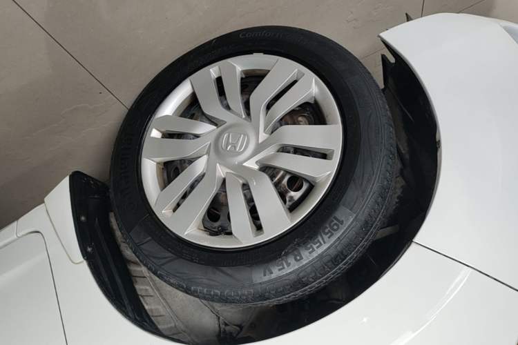 Used Honda Fit 2016 1.5L LX CVT Comfort Model Left Front Wheel Hub