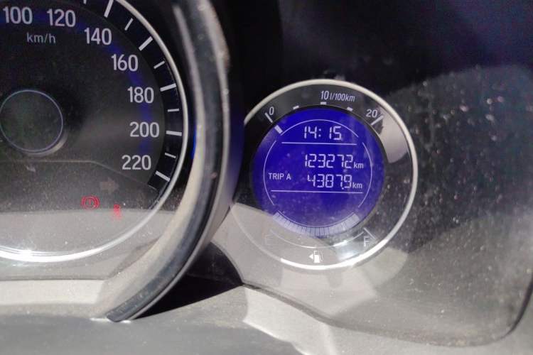 Used Honda Fit 2016 1.5L SES CVT Fashion Sunroof Edition Odometer Close Up