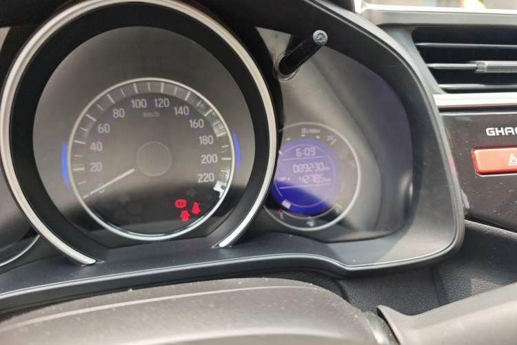 Used Honda Fit 2016 1.5L SES CVT Fashion Sunroof Edition Odometer Close Up