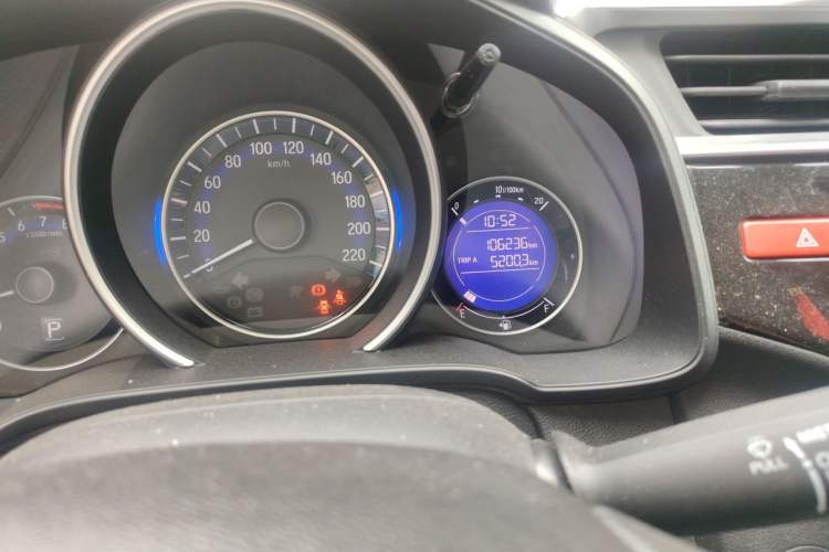 Used Honda Fit 2016 1.5L SE CVT Fashion Model Odometer Close Up
