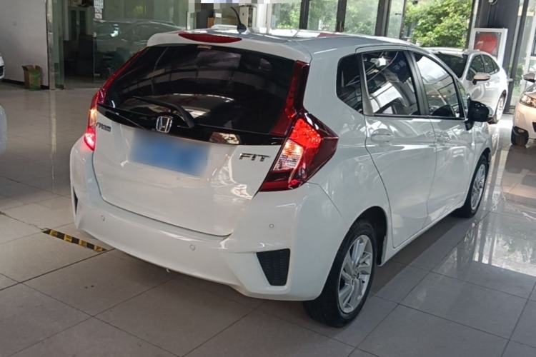 Used Honda Fit 2016 1.5L SE CVT Fashion Model Rear Right 45 Deg