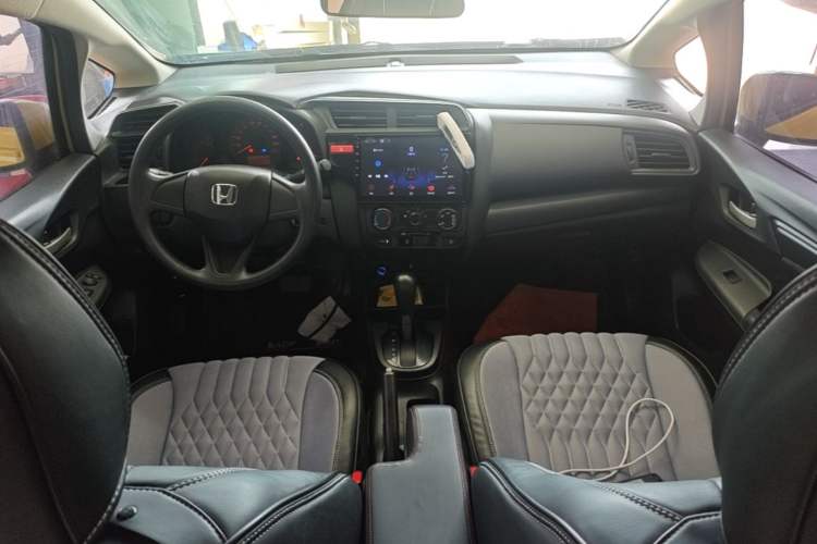 Used Honda Fit 2016 1.5L LX CVT Comfort Model Center Console