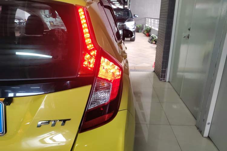 Used Honda Fit 2016 1.5L LX CVT Comfort Model Exterior 3