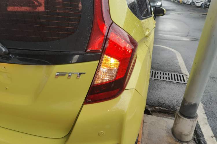 Used Honda Fit 2016 1.5L LXS CVT Comfort Sunroof Version Exterior 3