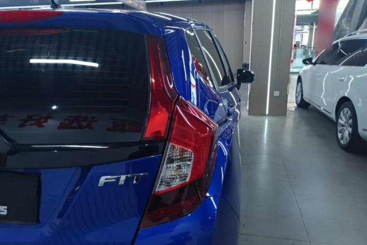 Used Honda Fit 2018 1.5L CVT Comfort Sunroof Version Exterior 3
