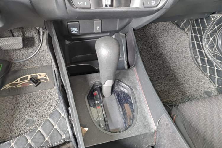 Used Honda Fit 2018 1.5L CVT Trendy Sports Edition Gear Lever